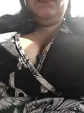 sara pineros online show from December 9, 8:33 pm