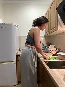 PoppyRobinson online show from December 6, 6:50 pm