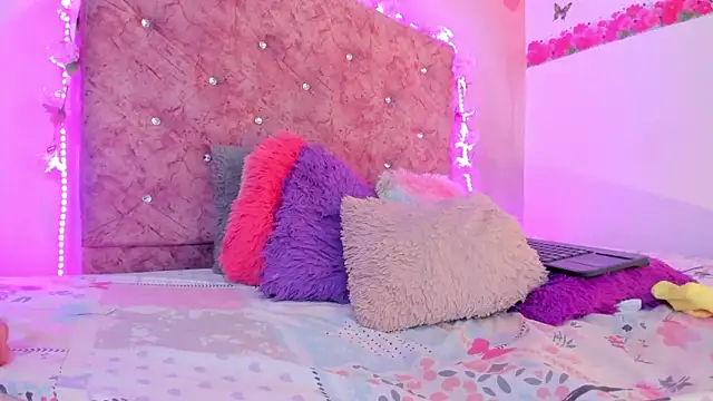 Snapshot of Bella__sweet chatting on January 11, 12:44 am Bella sweet online show from January 11, 12:44 am