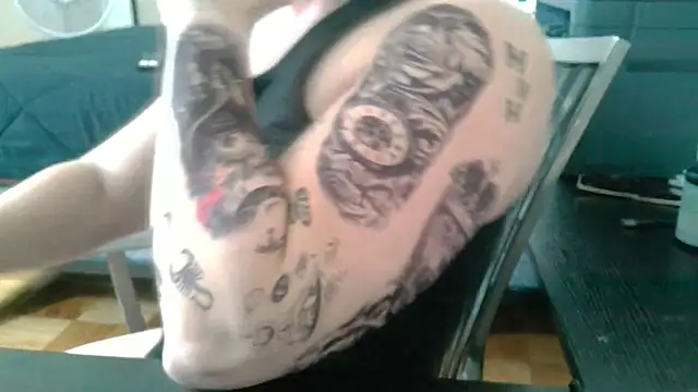 Snapshot of Aaron_Rose25 chatting on December 14, 3:56 am Aaron Rose25 online show from December 14, 3:56 am