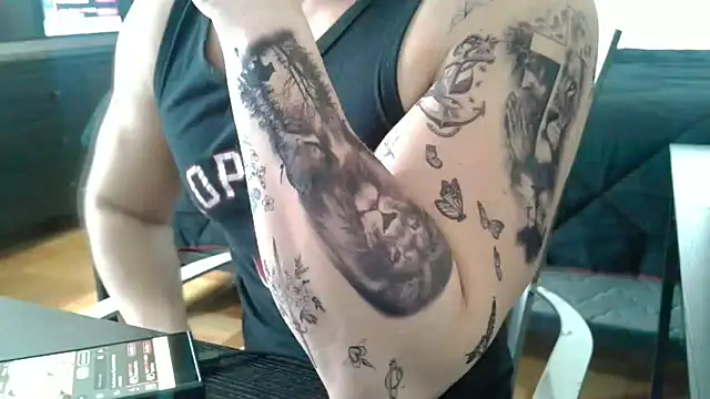 Snapshot of Aaron_Rose25 chatting on December 21, 3:13 am Aaron Rose25 online show from December 21, 3:13 am