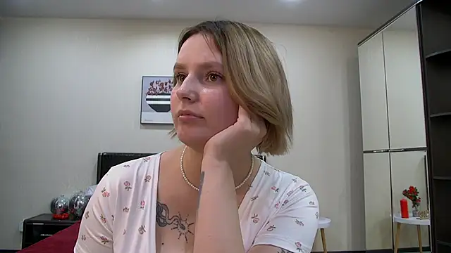 Snapshot of DianeMills chatting on January 23, 1:19 am DianeMills online show from January 23, 1:19 am