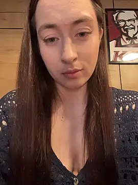 Snapshot of Holly_Play chatting on June 1, 10:06 am Holly Play online show from June 1, 10:06 am