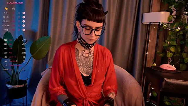 MichaellaMoon online show from December 19, 11:57 pm