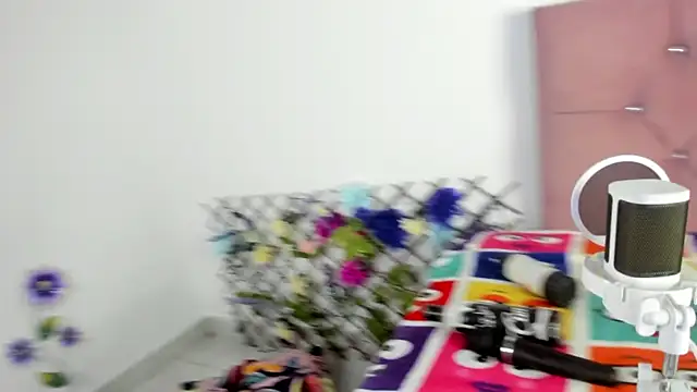 Snapshot of nicol_jone1 chatting on March 21, 10:28 pm nicol jone1 online show from March 21, 10:28 pm