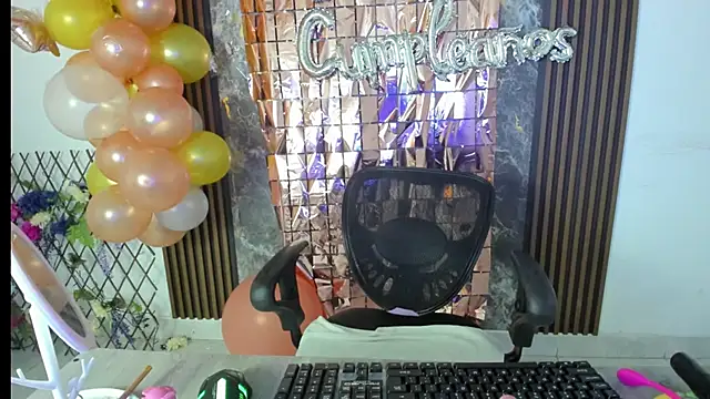 Snapshot of nicol_jone1 chatting on September 10, 10:32 pm nicol jone1 online show from September 10, 10:32 pm