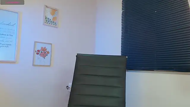 Snapshot of lucy_diiaz chatting on January 10, 12:27 am lucy diiaz online show from January 10, 12:27 am