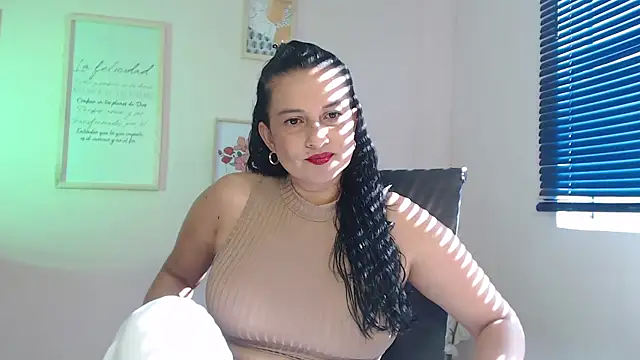 Snapshot of lucy_diiaz chatting on January 25, 8:21 pm lucy diiaz online show from January 25, 8:21 pm