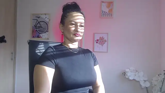 Snapshot of lucy_diiaz chatting on February 5, 10:01 pm lucy diiaz online show from February 5, 10:01 pm