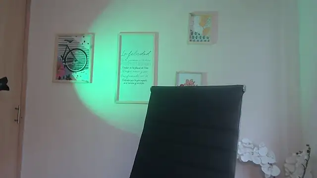 Snapshot of lucy_diiaz chatting on February 9, 1:56 pm lucy diiaz online show from February 9, 1:56 pm