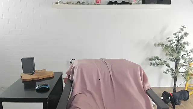 MendiPetite online show from February 18, 9:11 pm