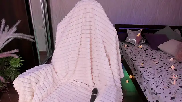 Miss Elia online show from December 18, 4:28 pm