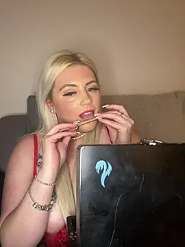 Snapshot of Blondiee3088 chatting on December 9, 5:08 pm Blondiee3088 online show from December 9, 5:08 pm