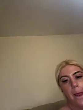 Snapshot of Blondiee3088 chatting on February 7, 1:47 am Blondiee3088 online show from February 7, 1:47 am