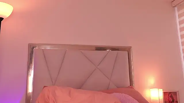 nicollefiorett online show from January 15, 10:24 pm