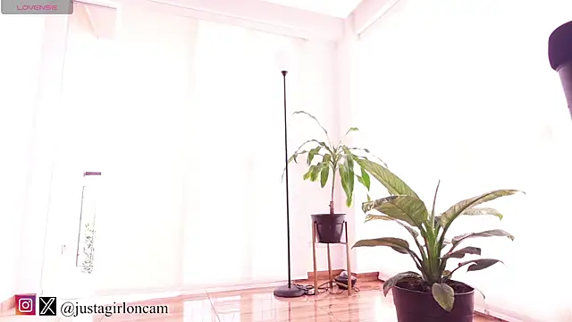 nicollefiorett online show from March 20, 7:14 pm