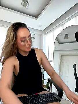 nicollefiorett online show from October 7, 9:12 pm