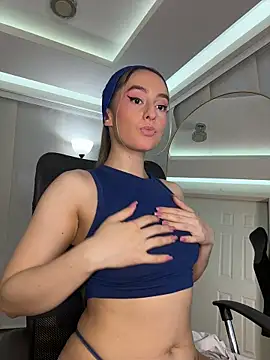 nicollefiorett online show from October 31, 10:44 pm