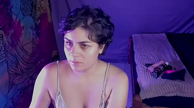 Snapshot of isabelacooperr chatting on January 18, 4:48 am isabelacooperr online show from January 18, 4:48 am