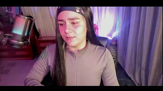 Snapshot of isabelacooperr chatting on February 10, 3:27 pm isabelacooperr online show from February 10, 3:27 pm