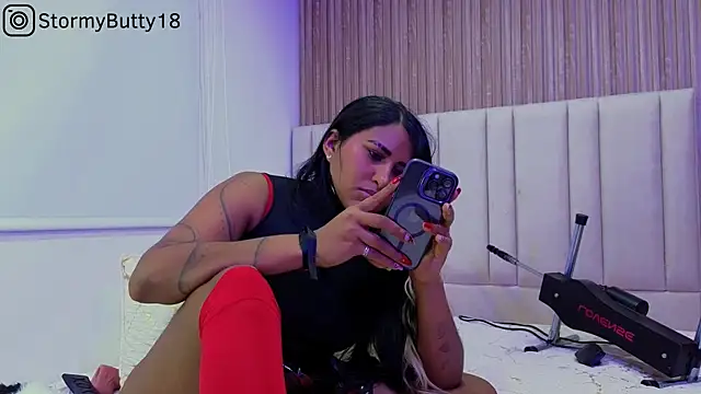 Snapshot of StormyButty18 chatting on February 23, 1:02 am StormyButty18 online show from February 23, 1:02 am