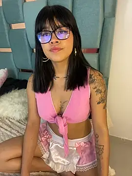 Snapshot of honeyy_mia chatting on February 9, 2:28 am honeyy mia online show from February 9, 2:28 am