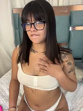 Snapshot of honeyy_mia chatting on October 15, 5:29 am honeyy mia online show from October 15, 5:29 am