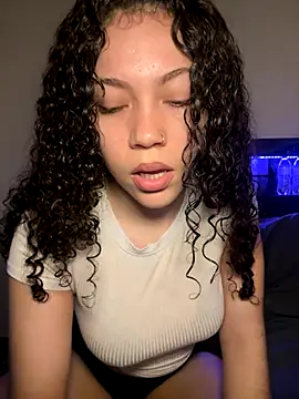 Snapshot of ladylavish chatting on December 5, 5:05 am ladylavish online show from December 5, 5:05 am