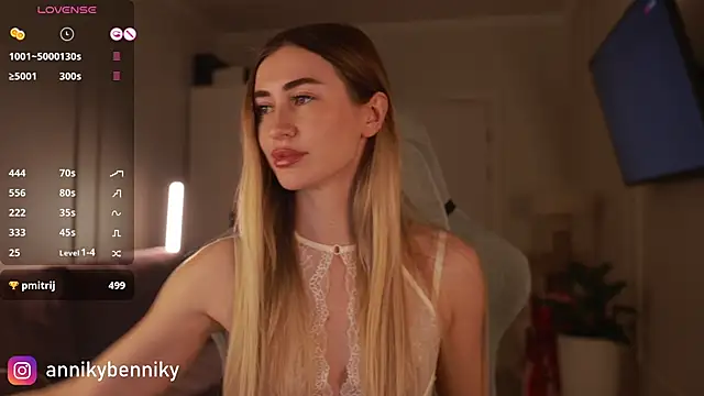 Snapshot of Coconutkittyy chatting on December 14, 5:25 pm Coconutkittyy online show from December 14, 5:25 pm