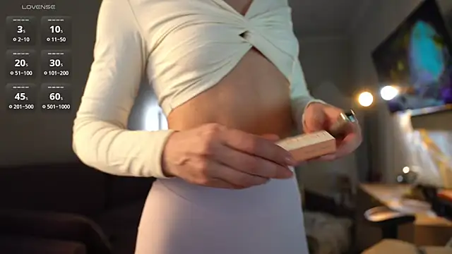 Coconutkittyy online show from April 7, 4:40 pm