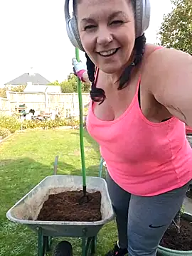 Snapshot of 420Curvybabe chatting on October 7, 2:25 pm 420Curvybabe online show from October 7, 2:25 pm