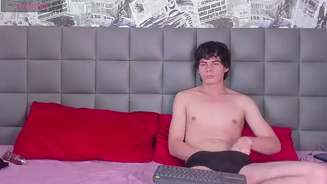 Snapshot of honey_moonts chatting on March 12, 1:19 pm honey moonts online show from March 12, 1:19 pm