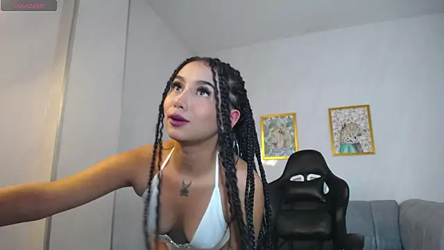 Snapshot of _ella_b chatting on February 4, 3:11 am ella b online show from February 4, 3:11 am