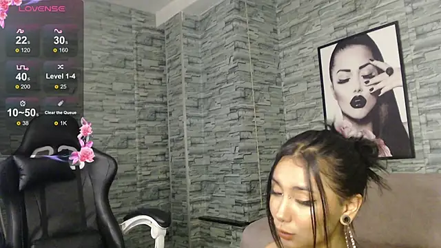 Snapshot of _ella_b chatting on March 8, 6:21 am ella b online show from March 8, 6:21 am