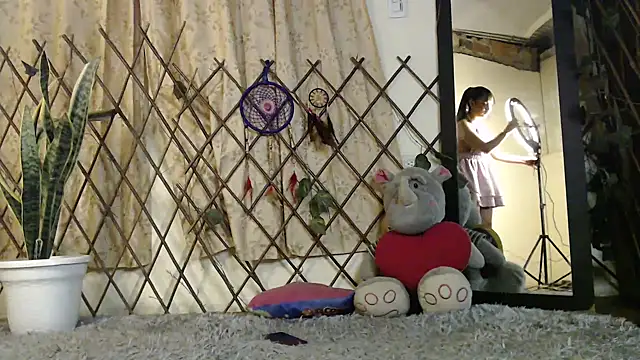 Snapshot of _ella_b chatting on March 20, 3:13 am ella b online show from March 20, 3:13 am