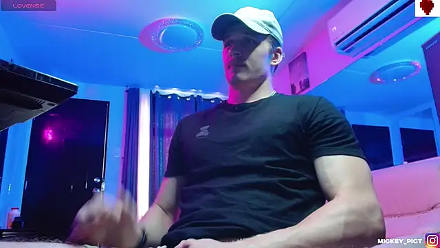 Snapshot of mickeypict chatting on November 8, 1:39 am mickeypict online show from November 8, 1:39 am