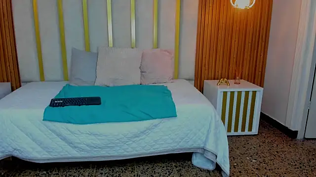 Snapshot of love_mommy chatting on March 19, 5:52 am love mommy online show from March 19, 5:52 am