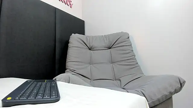 Snapshot of SophieHarris_ chatting on January 11, 2:20 am SophieHarris online show from January 11, 2:20 am