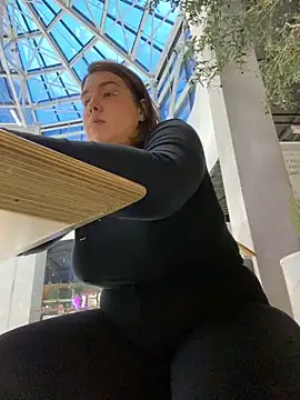 Snapshot of SuzieMurray chatting on December 3, 12:27 pm SuzieMurray online show from December 3, 12:27 pm