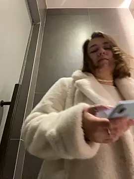 Snapshot of SuzieMurray chatting on December 6, 12:27 pm SuzieMurray online show from December 6, 12:27 pm