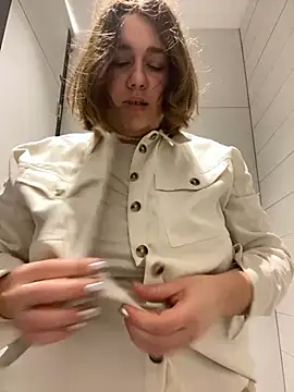 Snapshot of SuzieMurray chatting on December 11, 9:19 am SuzieMurray online show from December 11, 9:19 am