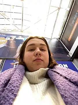 Snapshot of SuzieMurray chatting on December 13, 9:24 am SuzieMurray online show from December 13, 9:24 am