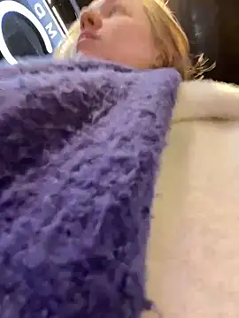 Snapshot of SuzieMurray chatting on December 18, 9:14 am SuzieMurray online show from December 18, 9:14 am