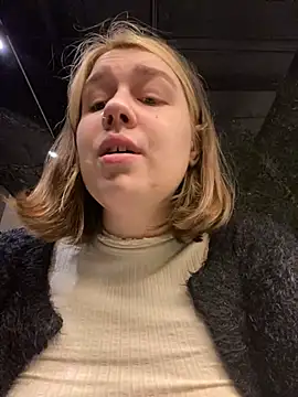 Snapshot of SuzieMurray chatting on December 18, 12:18 pm SuzieMurray online show from December 18, 12:18 pm