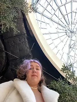 Snapshot of SuzieMurray chatting on December 20, 9:54 am SuzieMurray online show from December 20, 9:54 am