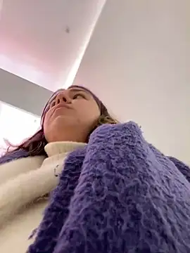 Snapshot of SuzieMurray chatting on December 21, 9:23 am SuzieMurray online show from December 21, 9:23 am