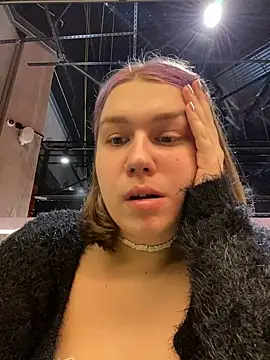 Snapshot of SuzieMurray chatting on December 23, 12:30 pm SuzieMurray online show from December 23, 12:30 pm