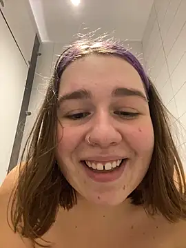 Snapshot of SuzieMurray chatting on January 4, 9:21 am SuzieMurray online show from January 4, 9:21 am