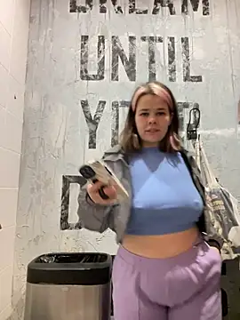 Snapshot of SuzieMurray chatting on February 5, 11:12 am SuzieMurray online show from February 5, 11:12 am