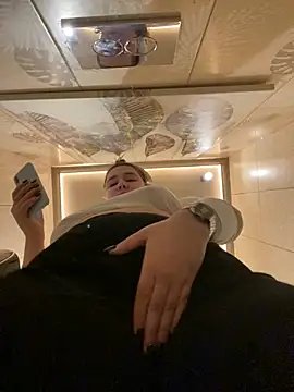 Snapshot of SuzieMurray chatting on February 18, 11:22 am SuzieMurray online show from February 18, 11:22 am